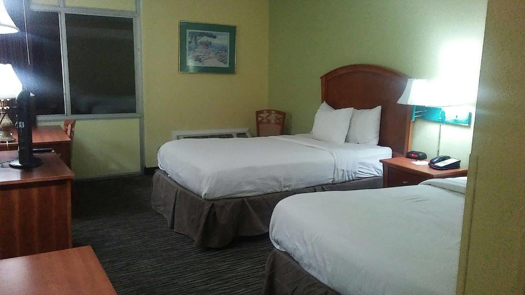 Ramada Conference Center Wilmington Hotel ภายนอก รูปภาพ